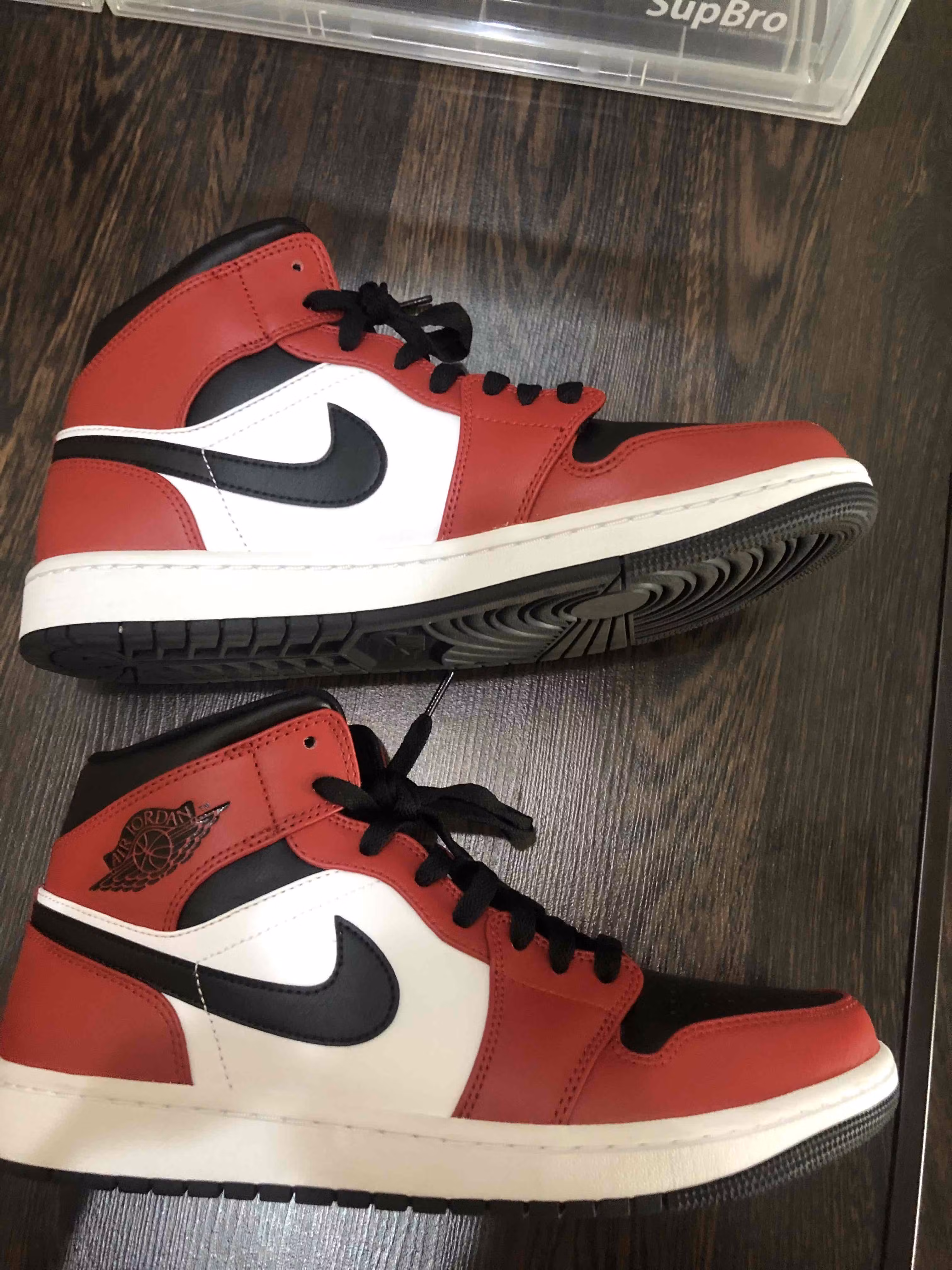 Air Jordan 1 Mid 'Chicago Black Toe' 554724-069 Air Jordan 1 Mid 'Chicago Black Toe' 554724-069
